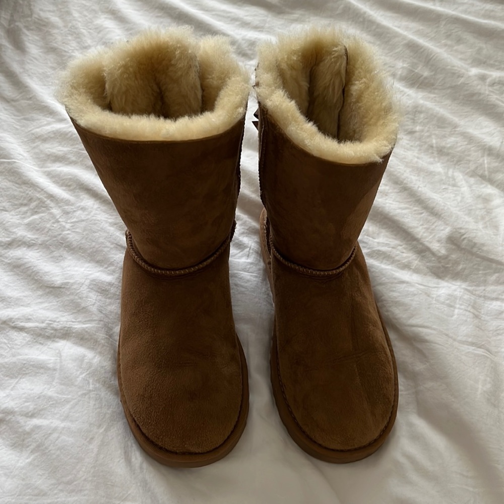 Tan/Brown Gently used Ugg Boots with bows - size 5